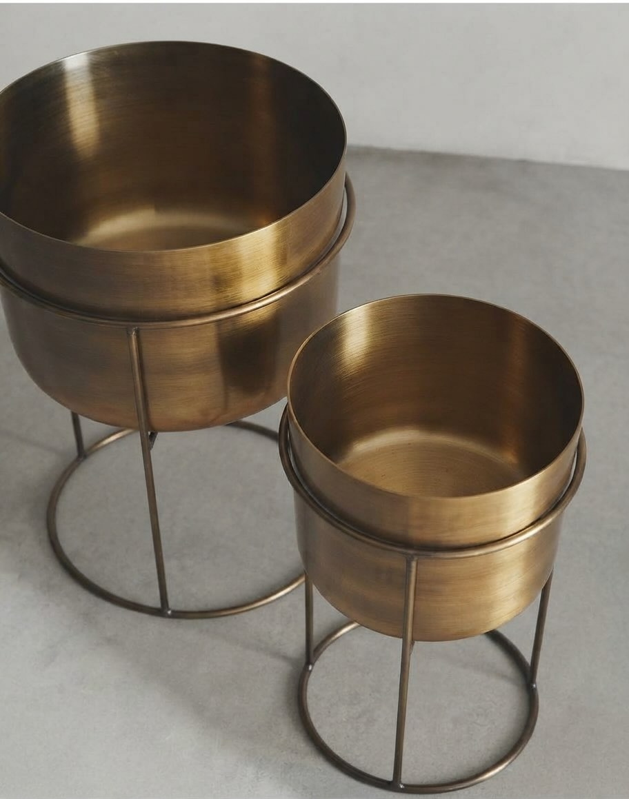 Maceteros de bronce