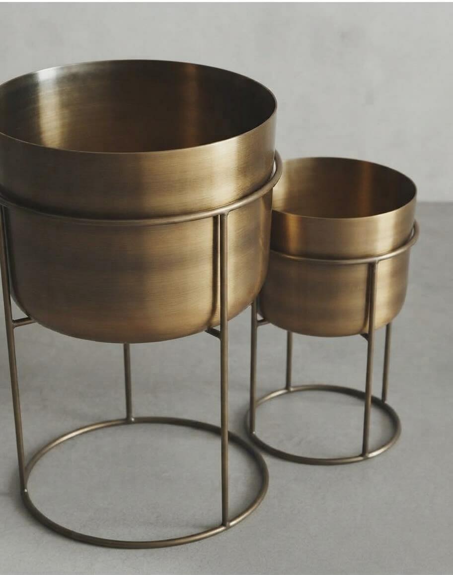 Maceteros de bronce