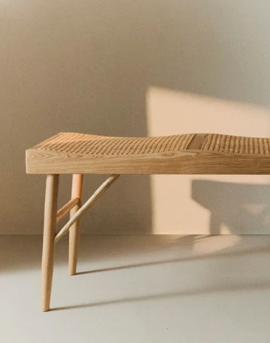 Banco de madera y ratán